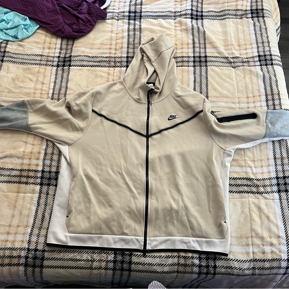 Creme Nike Tech Hoodie